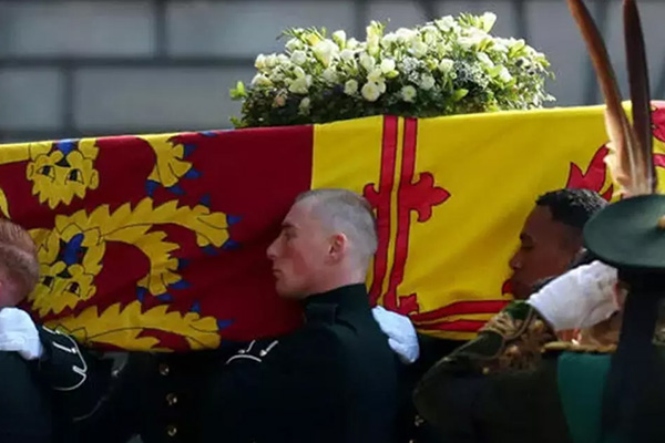 Kraliçe'nin Westminster Katedrali'nde düzenlenen cenaze törenine kraliyet aile üyelerinin yanı sıra birçok dünya lideri katılmıştı. 