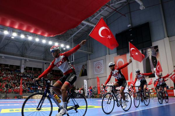 19 Mayıs Atatürk'ü Anma, Gençlik ve Spor Bayramı, Türkiye'nin dört bir yanında coşkuyla kutlanıyor.