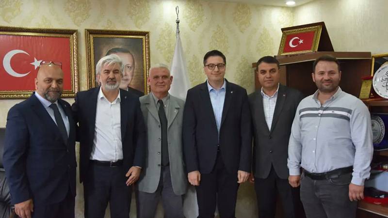 Manisa'da İyi Parti'den istifa eden il yönetim kurulunun iki üyesi AKP ...