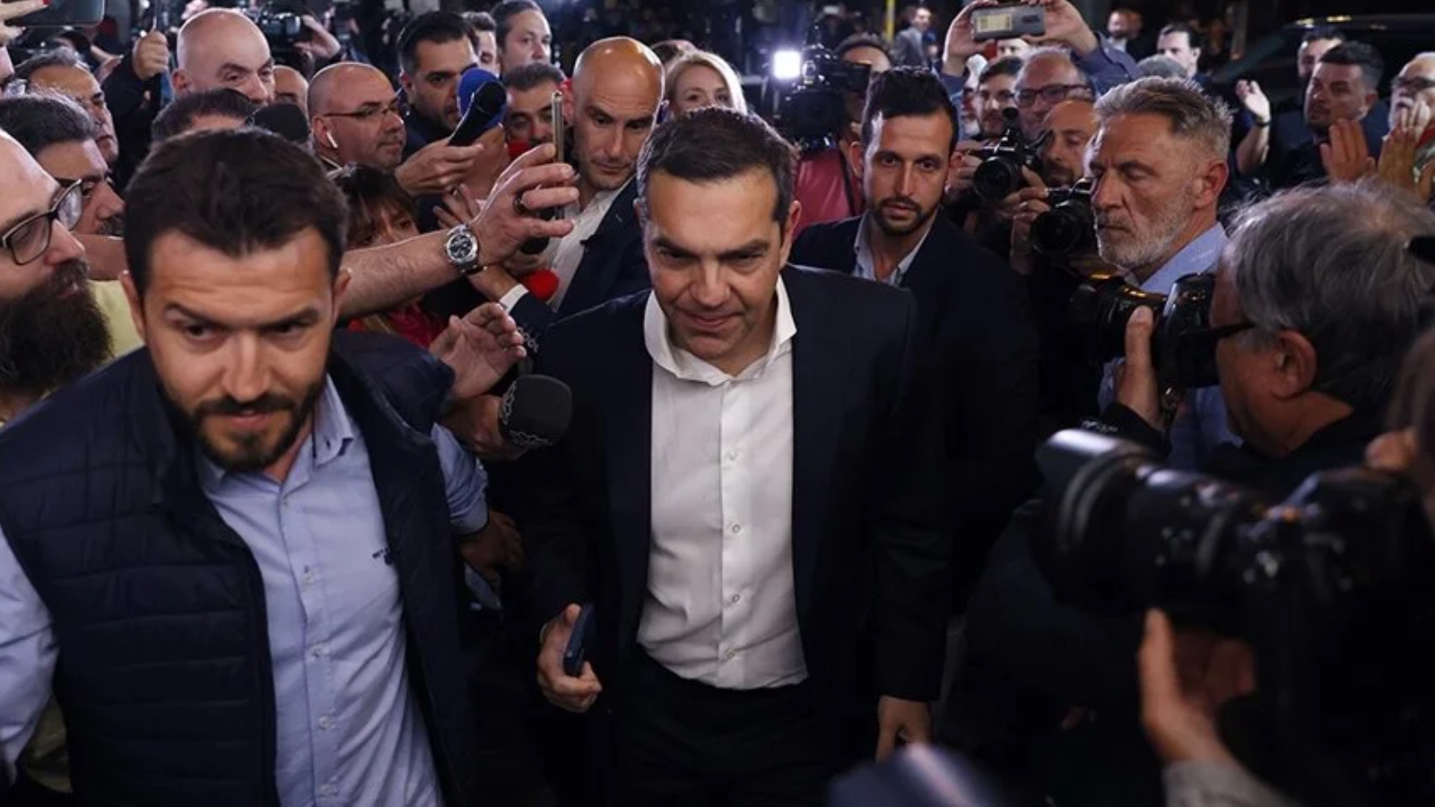 Ο Τσίπρας, που έχασε τις εκλογές στην Ελλάδα, παραιτήθηκε από τη γενική προεδρία του ΣΥΡΙΖΑ με τους στίχους του Ναζίμ Χικμέτ