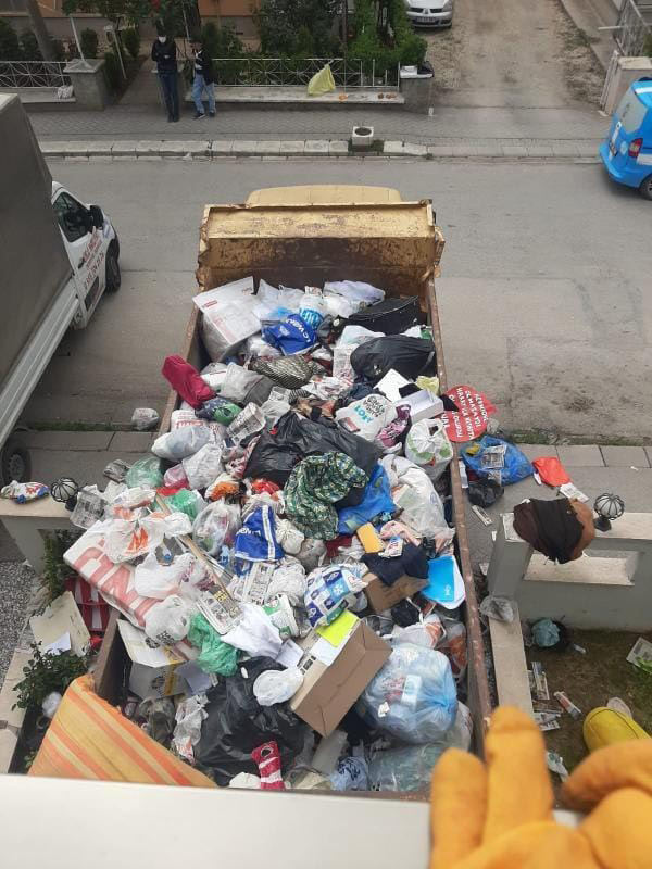 Odunpazarı ilçesi Vişnelik Mahallesi Şehit Levent Ünbaş Sokak’taki bir apartmanın 2’nci katında yaşayan Bülent K.’nin, evde topladığı çöpler bir süre sonra apartmanda pis koku yayılmasına neden oldu.