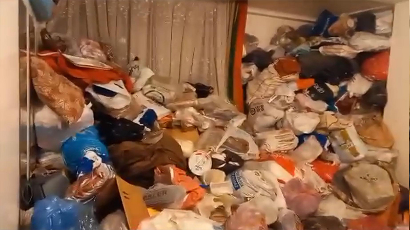 Apartmanda oturanlar, uyarılarına rağmen dairesine çöp taşımaya devam eden Bülent K. hakkında savcılığa şikayette bulunuldu.