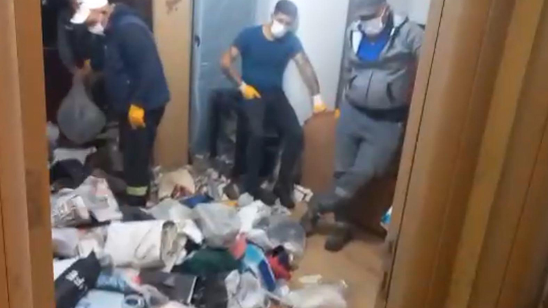 Mahkeme, evdeki çöplerin temizlenmesine yönelik karar verdi. Bunun üzerine Odunpazarı Belediyesi, zabıta ve polis ekipleri Bülent K.'nin yaşadığı apartmana gitti.