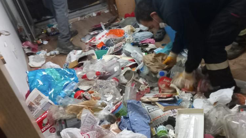 Bülent K., kapıyı açmayınca içeriye çilingir yardımıyla girildi. Daireden, 16 kamyon çöp çıktı.