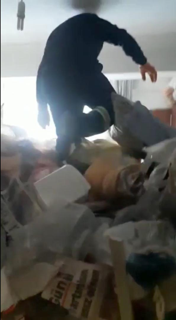 Taşınan çöpün yaklaşık 50 ton olduğu bildirilirken, Bülent K. hastanede sağlık kontrolünden geçirildi. (DHA)