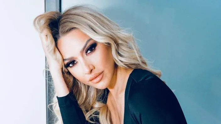 Kıbrıs konserine gelirken hastaneye kaldırılan Hadise, şunları söyledi: “İstanbul'da harika bir konser verdim. Gece uyuduktan sonra sabah kalktığımda boynum tutulmuş ve hasta hissettim. Serum aldım ve doktorum da müdahale etti. Kıbrıs'a geldiğimde de serum tedavisine devam ettim. Sayenizde ayaktayım ve sizlerle beraberim.”