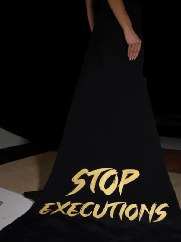 İranlı model Mahlagha Jaberi'nin idam ipi göndermeli kıyafeti tepki çekti