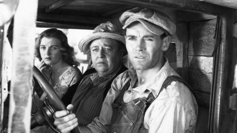 7- GAZAP ÜZÜMLERİ (1940) John Steinbeck'in unutulmaz romanından beyazperdeye uyarlanan "Gazap Üzümleri" (The Grapes Of Wrath), bir ailenin Büyük Buhran sırasında yoksulluktan kaçmak için Kaliforniya'ya yaptığı yolculuğu anlatıyor. Başrollerini Henry Fonda, Jane Darwell ve John Carradine'ın paylaştığı, John Ford'un yönettiği film; Amerikalı göçmenlerin o dönemdeki mücadelelerine ışık tutan bir klasik.