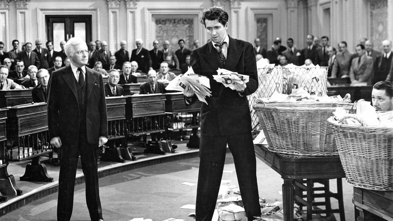 5- BAY SMITH WASHİNGTON'A GİDİYOR (1939) Frank Capra imzası taşıyan film, Washington D.C.'deki siyasi yolsuzlukla mücadele eden yeni atanmış ABD Senatörü'nün etrafında dönüyor.