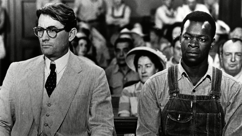 2- BÜLBÜLÜ ÖLDÜRMEK (1962) "Bülbülü Öldürmek" (To Kill A Mockingbird) sinema tarihinin en dokunaklı klasik filmlerinden biri kabul ediliyor. Filmde Gregory Peck, Alabama'da haksız yere cinsel saldırıyla suçlanan siyahi bir adamı savunan avukat Atticus Finch'i canlandırıyor.