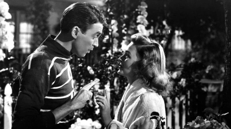 1- ŞAHANE HAYAT (1946) Frank Capra'nın yönetmen koltuğunda oturduğu filmin başrollerini James Stewart, Donna Reed ve Lionel Barrymore paylaşıyor. "Şahane Hayat"ın (It's A Wonderful Life) konusu ise şöyle; Tamamen çökmüş ve hayatına son vermek üzere olan iş insanı George Bailey tüm umudunu kaybettiğinde, ona hiç doğmamış olsaydı hayatın nasıl olacağını göstermek için yukarıdan bir melek beliriyor. | Kaynak: Ntv