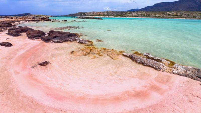 Una multa di diverse migliaia di lire per aver messo piede nella protetta spiaggia di “sabbia rosa”.