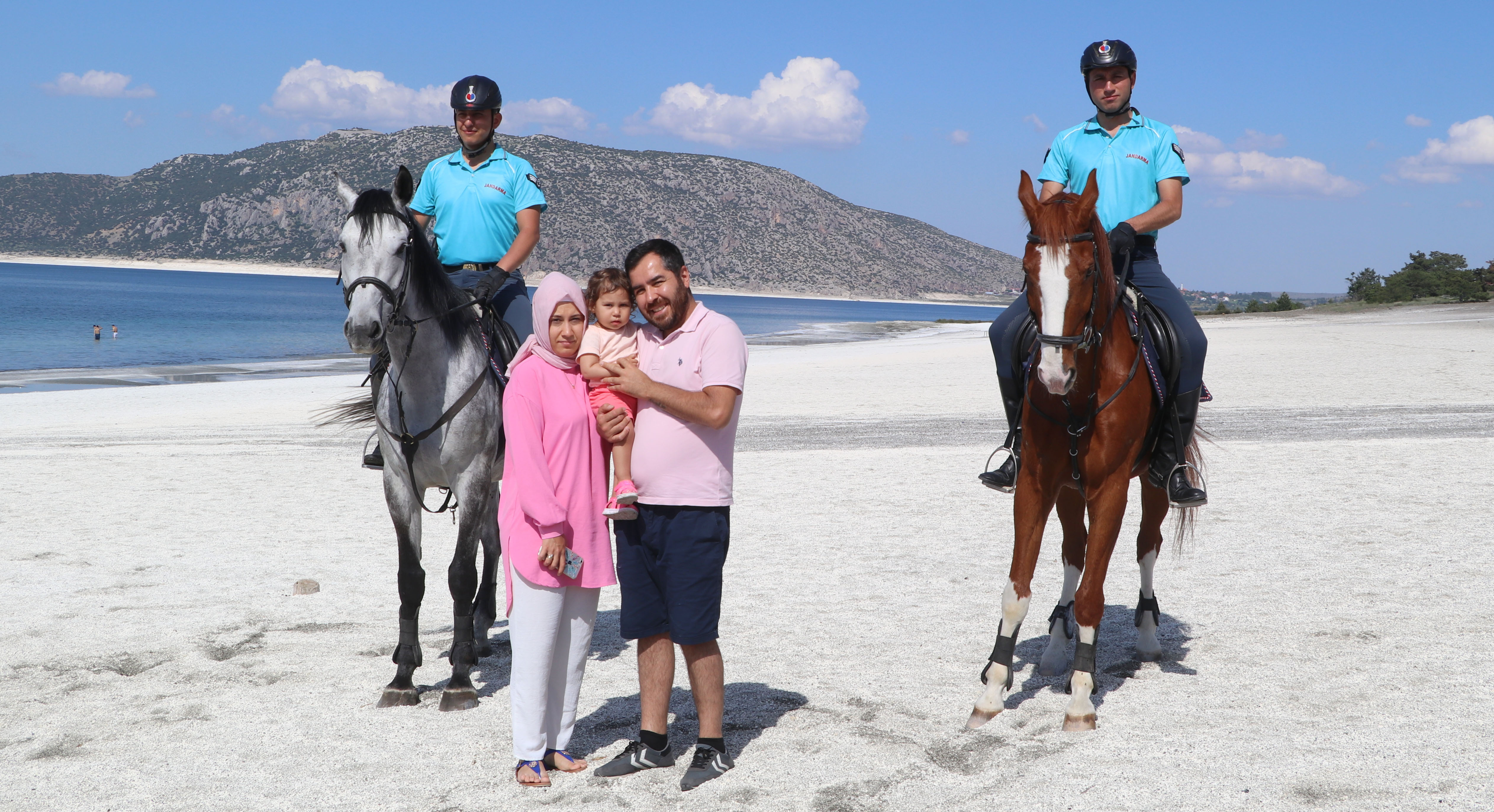 Her yıl binlerce yerli ve yabancı turistin ziyaret ettiği Burdur'un Yeşilova ilçesindeki Salda Gölü'nün sahip olduğu doğal güzelliklerin, çevresinde bulunan ormanlık alanların yoğun ziyaretçi sayısından olumsuz etkilenmemesi için 2020 yılı yaz döneminden itibaren Atlı Jandarma Timi görevlendirilmeye başlandı. 