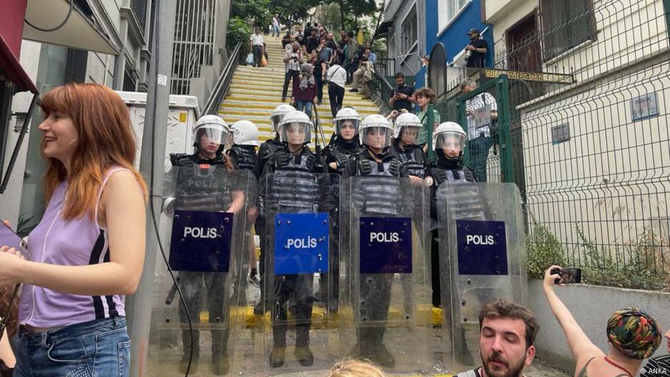 Trans Onur Yürüyüşü'ne polis müdahalesi
