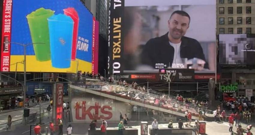 Sezen Aksu'nun Yansın İstanbul'u, İsmail Özkan ile Amerika'nın Times Square Meydanı'nda!