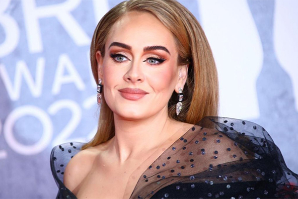Konseri sırasında korse giydiği için çok terlediğini söyleyen Adele, bu nedenle kasık mantarı olduğunu itiraf etti.  Adele "Ben ve ekibim bunun hakkında konuşuyorduk. Açıkçası şovlarımda fit görünmek için korse kullanıyorum. Ama çok terliyorum ve bu ter hiçbir yere gitmiyor" diyerek ekledi: Yani temelde sadece kendi terimin içinde oturuyorum, bu yüzden doktorum bana kasık mantarı teşhisi koydu.