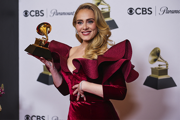 Grammy ödüllü şarkıcı Adele, şov dünyasının pek de göz alıcı olmayan sevimsiz taraflarıyla ilgili samimi bir açıklama yaptı.  2011'de hit olan 'Rolling in the Deep'le şöhreti tüm dünyaya yayılan Adele, hafta sonu Las Vegas'ta verdiği konser sırasında yaşadığı sıkıntıyı ve rahatsızlığını anlattı.