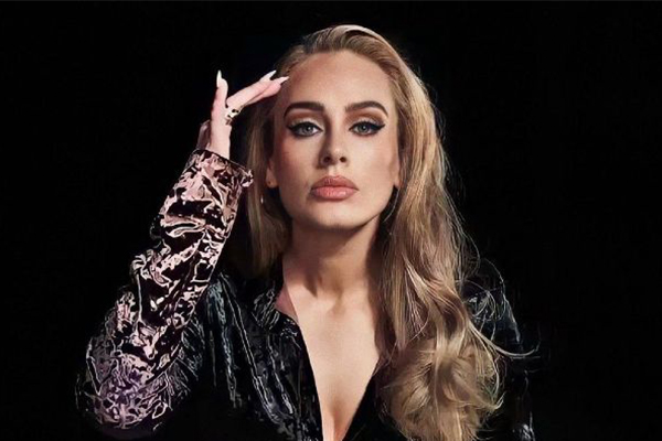 Adele, hastalığın halk arasındaki ismi olan 'Jock Itch' ve NBA finallerini kazanan Denver Nuggets'ta forma giyen basketbolcu Nikola Jokić'in telaffuzundaki ses benzerliğine gönderme yaptı ve "Kasık mantarı... Kulağa büyük bir Nuggets taraftarıymışım gibi geliyor. 'Jock Itch' diye buna denir değil mi?" ifadelerini kullandı.