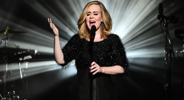 Adele: Sahnedeki sanatçılara bir şey fırlatmayı bırakın!