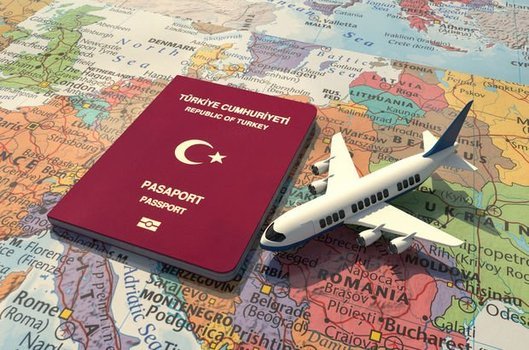 Her ülkenin başka ülkelerden ziyaretçi kabul ederken dikkat ettikleri bazı konular vardır. Bunlardan biri de vize uygulamasıdır. Vize, yurtdışına herhangi bir sebeple gidecek olan kişinin alması gereken izin belgesidir. Her ülke vize talep etmeyebilir. Gidilecek ülkenin talebine göre vize başvurusu yapılır. Vize başvurusu hakkındaki merak edilen sorular ve cevapları şöyle...