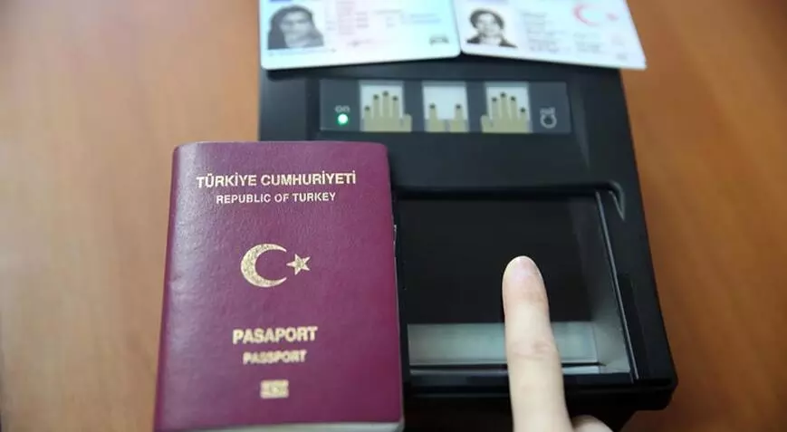 Vize Başvurusunun reddine itiraz öncelikle vizeyi reddeden temsilciliğe yazılı olarak müracaatla yapılmaktadır. Herhangi olumlu bir yanıt alınamaması halinde, itiraz için yargı yoluna başvurmak mümkündür. Ancak vize reddinde yargı yolunun açık olduğu ülkeler sayıca fazla değildir. Ayrıca, genelde uzun zaman alan mahkeme süreci sonunda mahkemenin devlet aleyhine sonuçlanma olasılığı zayıftır. Diğer önemli bir husus, bir devletin yasaları yargı yolunu vize müracaatçısının itirazı için açık tutuyorsa, bu davaya o devletin mahkemeleri bakacaktır. Dolayısıyla, o ülkenin bir avukatını tutmanız gerekmektedir. | Duvar