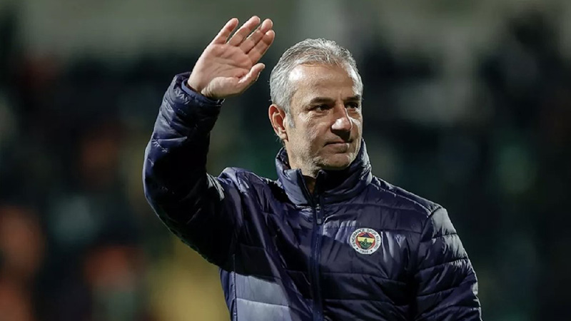 Adaylar arasında İsmail Kartal ismi bir adım öne çıkıyor. Yerli bir antrenörle yola devam etmek istediği belirten Başkan Ali Koç, 2021-22 sezonunun ikinci yarısında çalıştığı Kartal’ın yeniden göreve gelmesine sıcak bakıyor. Tecrübeli çalıştırıcının tüm önceliği Fenerbahçe...