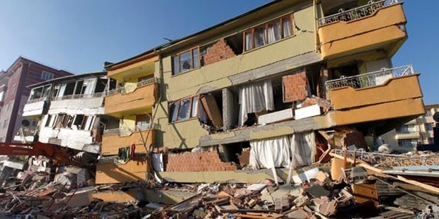 İstanbul Büyükşehir Belediyesi (İBB) olası bir depremde kentte hasar görmesi beklenen tahmini bina sayısının 207 bin olarak hesapladı.