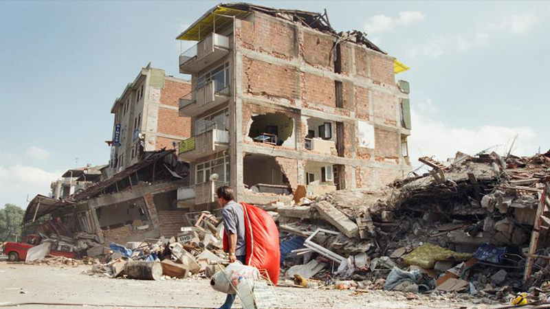  İstanbul Büyükşehir Belediyesi Genel Sekreter Yardımcısı ve Şehir Plancısı Buğra Gökce, olası depremle ilgili dikkat çekici bilgiler paylaştı.  Gökce’nin Twitter hesabında açıkladığı verilere bir depremde İstanbul’da hasar görmesi beklenen tahmini bina sayısı 207 bin. Gökçe'nin verdiği bilgiler şöyle: 