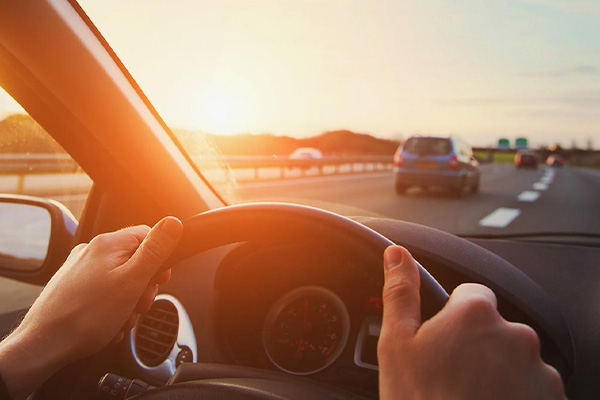 Güvenli Sürüş Uzmanı Erhan Arıkan, uzun Kurban Bayramı tatilinde yola çıkacak sürücüleri otoyol hipnozuna karşı önlem almaları için de uyardı. Arıkan; "Gözler açıkken uyumak gibi bir etkisi olan otoyol hipnozunda, sürücünün yol farkındalığı azalarak riskli durumlara neden olabiliyor.  Güvenli sürüş için özellikle uzun saatler araç kullanacak olan sürücülerin yola çıkmadan önce uykularını iyi almalarını tavsiye ediyorum. Uzun yolculuklarda farklı müzik türlerini dinlemek de sürücülerin konsantrasyonunu artırmaya yardımcı oluyor. 2 saatte bir mutlaka çay veya kahve molası verin. Arada camı veya sunroofu açarak içeri aracın içine temiz hava alın ve sürüş esnasında sakız çiğneyin." dedi.