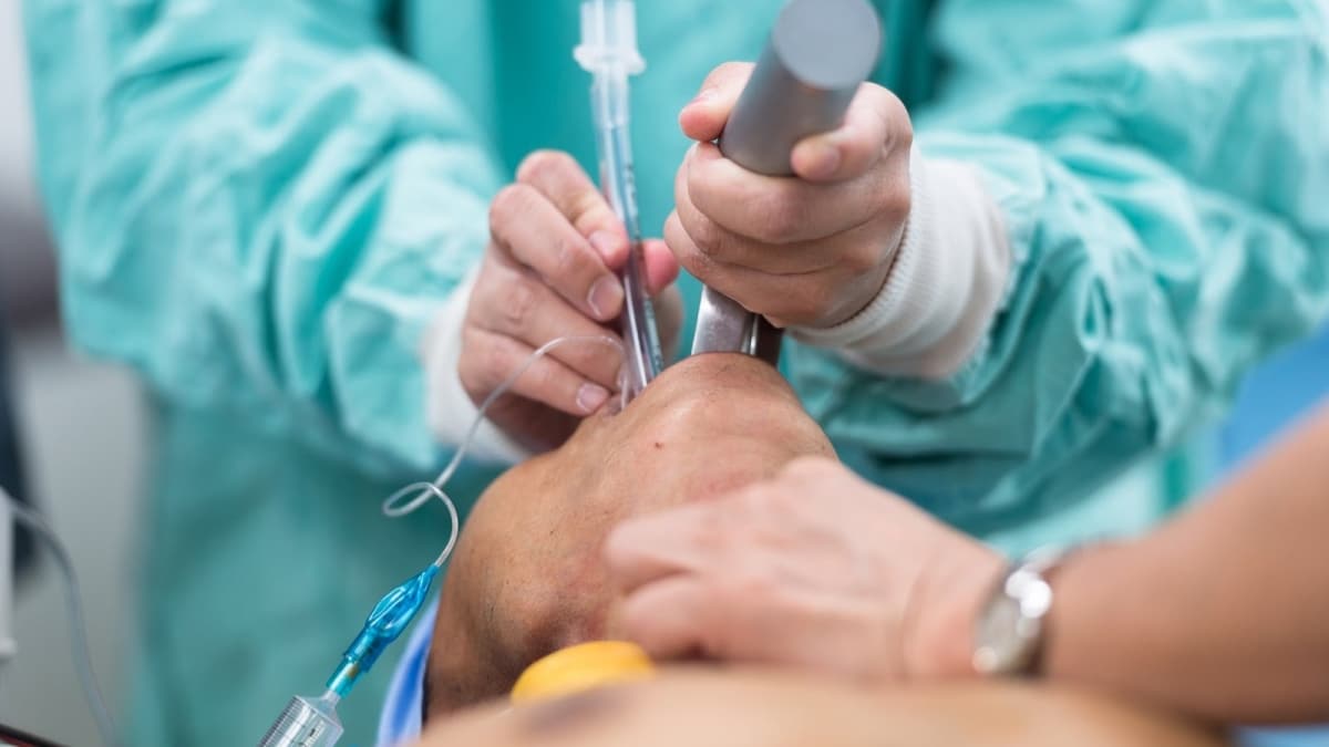 Solunum yolu kontrolünün sağlanmasında baş çene pozisyonu, oral ve nazal airway yerleştirme yetersiz kalabilir. Bu durumda ileri hava yolu açma teknikleri uygulanmalıdır. İleri hava yolu açma teknikleri, trakeal entübasyon ve cerrahi hava yolu teknikleri şeklinde uygulanır.
