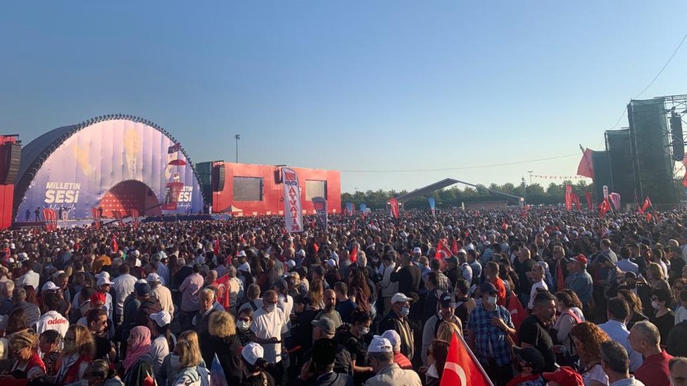 Metropoll Araştırma'nın anketine göre; seçmenin yüzde 60,7'si; CHP Genel Başkanı Kemal Kılıçdaroğlu'nun istifa etmesini istiyor. 