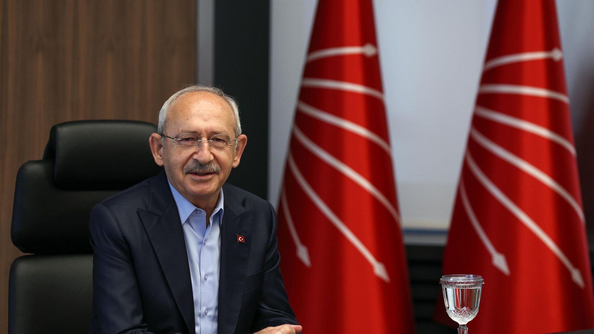 Araştırmada Kılıçdaroğlu’nun CHP Genel Başkanlığı’na devam edip etmemesi de sorulmuş. “Devam etsin” diyenler yüzde 38.5’te kalırken, “Hayır” diyenlerin oranı yüzde 61.5’e ulaşıyor.