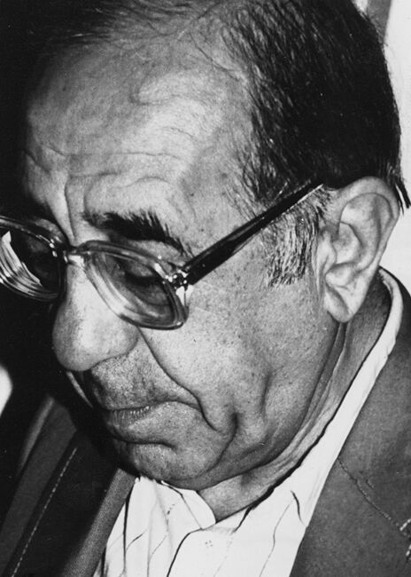 Asım Bezirci, demiryolu işçisi Hamdi Bey ile ev hanımı Refika Hanım’ın tek çocuğu olarak 1927 yılında Erzincan’da doğdu. İlkokulu memleketinde okudu. Erzincan Depremi (1939) nedeniyle ortaokulu yarıda bırakmak zorunda kalan Bezirci, ortaokul ve lise eğitimini Erzurum Parasız Yatılı Okulu’nda tamamladı. 1950 yılında mezun olacağı İstanbul Üniversitesi Edebiyat Fakültesi Türk Dili ve Edebiyatı Bölümü’ne girdi. Lise yıllarından itibaren sosyalist dünya görüşüyle tanışmış olan Bezirci, üniversite yıllarında sosyalist mücadeleye aktif olarak katıldı. Türkiye Sosyalist Partisi’ne girdi. Partinin yayın organı Gerçek’te yazdığı yazılar nedeniyle 6 ay cezaevinde tutuklu kaldı. Cezaevinden çıktıktan sonra TEGE ilaç fabrikasında muhasebe memuru olarak çalışmaya başladı. 1954 yılında ilk eleştiri yazılarını Forum, Yeni Ufuklar, Dost, Ataç, Papirüs, Yazko Edebiyat gibi dergilerde çeşitli takma adlar kullanarak yazmaya başladı. 2 Temmuz Cuma günü saat 10.00’da yazar arkadaşlarıyla birlikte kitaplarını imzalamak ve söyleşiler yapmak üzere yeniden Buruciye Medresesi’ndeki kitap standındaydı. Kitaplarını imzaladıktan ve okuyucularıyla söyleştikten sonra Canşenliği Tiyatro Grubu’nun sergilediği oyunu izlemeye başladı. Polisin müdahalesiyle oyun yarıda kesilince öğle yemeği için Cumhuriyet Lokantası’na geçti. Cuma namazından çıkan saldırganlar sloganlar eşliğinde Cumhuriyet Lokantası’nın önünden geçerek Valilik binasına doğru yürümeye başladığında yazar arkadaşlarıyla birlikte lokantadan çıkıp saat 14.00’teki etkinliğe yetişmek üzere arabayla yola çıktılar. Polis aracı durdurarak Madımak Oteli’ne geçmelerini istedi. Akşam saatlerinde ateşe verilen otelde hayatını kaybetti.