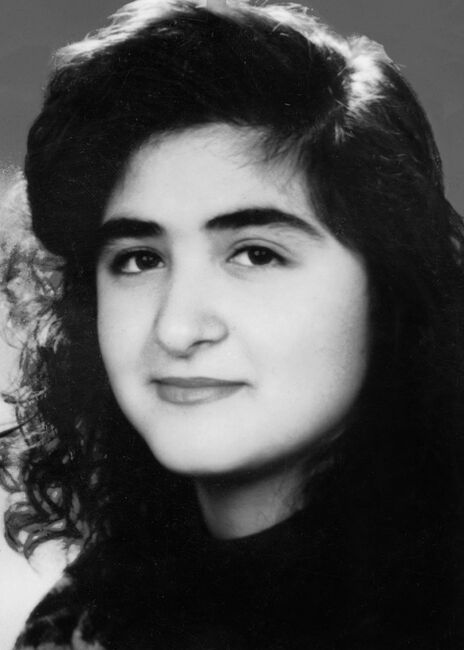 Asuman Sivri, 1977 yılında Ankara’da doğdu. İlkokul eğitiminin ilk iki yılını Mamak Derbent İlkokulu’nda, kalan yıllarını da Sokullu Mehmet Paşa İlkokulu’nda okudu. Daha sonra Sokullu Mehmet Paşa Lisesi’ne başlayan Asuman’ın hayali üniversitede İngilizce bölümünü okumaktı. Dile yatkınlığı vardı, yaşıtlarına göre iyi İngilizce konuşabiliyordu. Ayrıca müzik sanatıyla da ilgiliydi. Amatör olarak saz çalıyordu. Asuman Sivri, 1993 yılında Sivas’ta düzenlenen 4. Geleneksel Pir Sultan Abdal Kültür Etkinlikleri’ne semah hocası olarak katıldı. 1 Temmuz Perşembe günü şenlik programı kapsamında etkinlikler başladı. Kültür Merkezi’nde açılış töreni yapıldı. Asuman, hocalığını yaptığı semah ekibiyle semah döndü. Akşam saatlerinde de 4 Eylül Kapalı Spor Salonu’nda Halk Gecesi etkinliği gerçekleşti. Asuman, semah topluluğundaki arkadaşlarıyla yaklaşık dört bin izleyicinin karşısında bir kez daha semah döndü. İzleyiciler arasında ablası Yasemin de vardı. 2 Temmuz Cuma günü ise şenlik programının Sivas Merkez’deki ikinci etabı başladı. Sivas Kültür Merkezi’nde saat 14.00’te Arif Sağ dinletisi yapılacaktı; fakat öğle saatlerinde olaylar başladı. Cuma namazından çıkan saldırganlar sloganlar eşliğinde Valilik binasına doğru yürüyüşe geçti. Asuman, Yasemin ve Carina, semahçı ve tiyatrocu arkadaşlarıyla birlikte daha güvenli olacağı varsayımıyla Madımak Oteli’ne girdiler. Otel kısa bir süre sonra sayıları on binleri bulan saldırganlar tarafından kuşatıldı. Akşam saatlerinde de ateşe verildi.