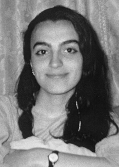 Belkıs Çakır, 1975 yılında Ankara’da doğdu. İlkokulu Çankaya Kıbrıs Bayraktar İlkokulu’nda, ortaokulu ise Gazi Osman Paşa Ortaokulu’nda okudu. Mimar Kemal Lisesi'nden mezun olan Belkıs, itibaren edebiyat, şiir ve müzik sanatlarıyla ilgiliydi.. Pir Sultan Abdal Kültür ve Tanıtma Derneği bünyesinde kurulan Güne Umut adlı müzik grubunun solistiydi. Sivas Katliamı’nda yitirdiğimiz Sait Metin’le birlikte 1993 yılının Şubat ayında Hasan Hüseyin Korkmazgil Anma Töreni’nde ve Nisan ayında düzenlenen İstanbul Gecesi’nde sahne aldı. Sait bağlama çaldı, Belkıs ise türkü söyledi. Ayrıca derneğe bağlı semah ekibine de üyeydi. Temmuz ayında Sivas’ta düzenlenecek 4. Geleneksel Pir Sultan Abdal Kültür Etkinlikleri için semah provaları yapıyordu. Aynı yıl üniversite sınavına da yeniden hazırlanıyordu. O yaz üniversite sınavına ikinci kez girdi. Gazi Üniversitesi İşletme Bölümü’nü kazandığını ise öğrenemedi. Çakır, 1993 yılında Sivas’ta düzenlenen 4. Geleneksel Pir Sultan Abdal Kültür Etkinlikleri’ne abisi Tuncer Çakır’la birlikte semah dönmek için gitti. İki kardeş aynı zamanda kitap standında görevliydi. Babası Kamber Çakır ise dernek yöneticisi olarak katılıyordu. 2 Temmuz Cuma günü ise şenlik programının Sivas Merkez’deki ikinci günü başladı. Belkıs, Buruciye Medresesi’ndeki kitap standındaydı. Öğle saatlerinde de arkadaşlarıyla birlikte Sivas Lokantası’na geçti. Cuma namazından çıkan saldırganlar sloganlar eşliğinde Sivas Lokantası’nın önünden geçerek Valilik binasına doğru yürümeye başladı. Ardından Kültür Merkezi’ne doğru yöneldiler. Belkıs, semahçı ve stant görevlisi arkadaşlarıyla daha güvenli olacağı varsayımıyla Madımak Oteli’ne geçti. Babası Kamber Çakır otelde, abisi Tuncer Çakır ise o esnada Kültür Merkezi’ndeydi. Otel kısa bir süre sonra sayıları on binleri bulan saldırganlar tarafından kuşatıldı. Akşam saatlerinde de ateşe verildi.