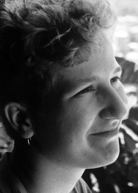 Carina Thuijs, 1970 yılında Hollanda’nın Doetinchem kasabasında doğdu. Lise yıllarından itibaren resim sanatıyla ilgileniyordu. Ayrıca elbise dikiyordu. Hayali de üniversitede moda bölümü okumaktı. Arnhem Güzel Sanatlar Akademisi’nin yetenek sınavına girdi, fakat sınavı kazanamadı. Bunun üzerine 1989 yılında Leiden Üniversitesi’nin Kültürel Antropoloji Bölümü’ne girdi.Lise yıllarından itibaren toplumsal sorunlara karşıoldukça duyarlıydı. Kendisini “bilinçli bir feminist” olarak tanımlayan Carina, üniversite yıllarında daha çok “kadınların toplumsal konumu” ile ilgili araştırmalar ve çalışmalar yapıyordu. “Dünya kadınlarının, özellikle de Afrika ve Türkiye’deki kadınların konumları”yla özel olarak ilgileniyordu. Üniversite ikinci sınıfta “feminist antropoloji ile ilgilenmek isteyen öğrencilerin ve antropologların oluşturduğu” bir üniversite topluluğuna dâhil oldu. Thuijs, 1993 yılında Sivas’ta düzenlenen 4. Geleneksel Pir Sultan Abdal Kültür Etkinlikleri’ne misafir olarak katıldı. Carina, Hollanda vatandaşı olan Rene ile tanıştı. Etkinlikleri onunla beraber takip etti. Kendisinden beş ay önce Türkiye’ye gelmiş olan Rene etkinlikler boyunca Carina’ya tercümanlık yaptı. 2 Temmuz Cuma günü ise Carina “kendisine turist süsü” vererek Sivas’taki tarihî binaları gezip fotoğraflar çekti. Buruciye Medresesi’nin bahçesinde Asaf Koçak ve İlhan Cem Erseven’le karşılaştı. Karikatürist Asaf Koçak, Carina’nın “şirin bir portresini” çizdi. Öğle saatlerinde de olaylar baş gösterdi. Cuma namazından çıkan saldırganlar sloganlar eşliğinde Valilik binasına doğru yürümeye başladı. Carina, Yasemin ve Asuman daha güvenli olacağı varsayımıyla Madımak Oteli’ne geçti. Otel kısa bir süre sonra sayıları on binleri bulan saldırganlar tarafından kuşatıldı. Akşam saatlerinde de ateşe verildi.