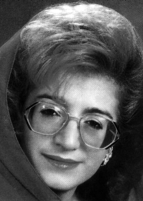 Edibe Ağbaba Sulari, 1953 yılında Erzincan’ın Çayırlı kazasında doğdu. Edibe Sulari, ilkokulu Çayırlı kazasının Bozağa köyünde okudu. Erzurum Sağlık Okulu sınavlarını kazanarak Ebe Bölümü’ne girdi. Öğreniminin ikinci yılında babasıyla daha fazla zaman geçirmek amacıyla eğitimini yarıda bıraktı. Henüz 17 yaşındaki Edibe, babasıyla birlikte Türkiye’nin birçok köy ve kasabasında düzenlenen cem törenlerine, âşık atışmalarına, konserlere katıldı. Bu yolda babasının “kâtibesi” olmuştu. Aşık Davut Sulari’nin irticalen okuduğu türküleri, deyişleri ve şiirleri kaydetmekle görevliydi. Sanat hayatına da ilk kez o yıllarda adım attı. Babası onu Erzurum Atatürk Üniversitesi’ne götürdü. Üniversite hocalarının ve Erzurumlu Aşık Reyhani’nin karşısında ilk sınavını başarıyla geçti. İlk konserini de Erzincan İplik Fabrikası’nda düzenlenen gecede babasıyla beraber sahneye çıkarak verdi. Daha sonraki yıllarda Türkiye’nin birçok vilayetinde babasıyla ortak konserler verdi. İstanbul’da gerçekleştirdikleri turneden sonra Edibe ve Davut Sulari yurtdışı turnelerine çıktılar. Almanya, Fransa ve İsviçre’de konser verdiler. Edibe Sulari artık “Dişi Sulari” olarak tanınmaktaydı. Sulari, 1993 yılında Sivas’ta gerçekleştirilen 4. Geleneksel Pir Sultan Abdal Kültür Etkinlikleri’ne çağrılı sanatçılardan biriydi. 1 Temmuz Perşembe günü şenlik programı kapsamında etkinlikler başladı. Akşam saat 20.00’de 4 Eylül Kapalı Spor Salonu’ndaki Halk Gecesi etkinliğinde sahneye çıktı. Spor Salonu’nu dolduran yaklaşık dört bin izleyicinin karşısında babası Davut Sulari’nin türkülerini okudu. Alkışlar eşliğinde sahneden ayrıldı. 2 Temmuz Cuma günü ise olaylar başladı. Cuma namazından çıkan saldırganlar sloganlar eşliğinde Valilik binasına doğru harekete geçti. Kısa bir süre sonra Madımak Oteli sayıları on binleri bulan saldırganlar tarafından kuşatıldı. Edibe Sulari ve konuğu Sehergül Ateş de şenlik kapsamında Sivas’a gelmiş olan yüzlerce kişi gibi otelin içinde kuşatılmış durumdaydı. Akşam saatlerinde de otel ateşe verildi.