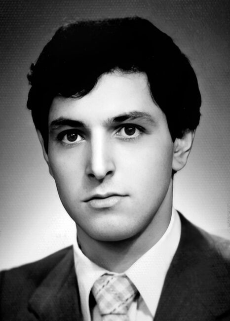 Erdal Ayrancı, Niğde’nin Bor ilçesinde 1958 yılında doğdu. Lise yıllarında gençlik hareketi içinde yer aldı. Ankara’nın Ayrancı semtinde Halkevleri bünyesinde kurulması planlanan Halk Odası çalışmaları sırasında “mücadele arkadaşı” Hatice’yle tanıştı. O yıllarda kendisi lise öğrencisi, Hatice ise Orta Doğu Teknik Üniversitesi’nde öğrenciydi. Lise eğitimini başarıyla tamamlayan Ayrancı, 1978 yılında Orta Doğu Teknik Üniversitesi’ne girdi. Böylece Hatice’yle yolları bir kez daha kesişmiş oldu. Hatice ve Erdal tanıştıktan iki yıl sonra evlenme kararı aldı. Erdal Ayrancı, 1993 yılında Kültür Bakanlığı adına başka bir projesini gerçekleştirmek üzere Sivas’a gitti. İlk iki günü Sivas Merkez’de, sonraki iki günü Sivas’ın Şarkışla ilçesi Banaz köyünde programlanmış olan 4. Geleneksel Pir Sultan Abdal Kültür Etkinliği’nin çekimini yapacak; daha sonra senaryosunu Sivas Katliamı’ndan kurtulan Lütfiye Aydın’ın yazacağı, yönetmen koltuğunda ise kendisinin yer alacağı bir belgesel filme dönüştürecekti. 1 Temmuz Perşembe günü şenlik programı kapsamında etkinlikler başladı. Erdal Ayrancı, 1 Temmuz günü yapılan etkinlikleri filme aldı. 2 Temmuz Cuma günü ise olaylar başladı. Cuma namazından çıkan saldırganlar sloganlar eşliğinde Valilik binasına doğru harekete geçti. Kısa bir süre sonra Madımak Oteli sayıları on binleri bulan saldırganlar tarafından kuşatıldı. Erdal Ayrancı da şenlik kapsamında Sivas’a gelmiş olan yüzlerce kişi gibi otelin içinde kuşatılmış durumdaydı. Akşam saatlerinde de otel ateşe verildi.