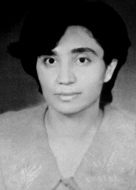 Gülender Akça, 1968 yılında Sivas’ın Divriği ilçesine bağlı Şahin köyünde doğdu. Lise yıllarından itibaren halk oyunları tutkunu olan Gülender, 1990’lı yılların başlarında Ankara Divriği Kültür Derneği’nin etkinliklerine katılmaya başladı. Önce derneğin semah ve halk oyunları ekiplerine dâhil oldu. Semah ve halk oyunları ekibiyle Türkiye’nin birçok ilinde gösterilere katıldı. Daha sonra dernekteki Diyarbakır Ekibi’nin hocalığını yapmaya başladı. Ayrıca arkadaşlarıyla birlikte Anadolu Semah Araştırma Topluluğu’nu kurdu. İşçi ve sendikacı bir babanın kızı olan Gülender, toplumsal sorunlara karşı da oldukça duyarlıydı. Derneğe bağlı bir kadın komisyonun kurucuları arasındaydı. Bu kapsamda 8 Mart 1993’te Dünya Kadınlar Günü şenliklerinin örgütlenmesinde Gülsün Karababa ve Handan Metin’le birlikte görevler üstlendi. Kristal Düğün Salonu’nda gerçekleştirilen etkinlikte konuşma yapan Gülender, derneğin yayın organı olan Divriği Harman dergisinde de kadın sorununa ilişkin metinler kaleme alıyordu. 1993 yılında Sivas’ta düzenlenen 4. Geleneksel Pir Sultan Abdal Kültür Etkinlikleri’ne hem yakın akraba hem de arkadaş olan Gülsün Karababa, Handan Metin ve Nurhan Metin’le birlikte katıldı. Dört arkadaş Ankara Divriği Kültür Derneği adına şenlik kapsamındaki etkinlikleri izleyecek, yazarlarla görüşerek izlenimlerini Divriği Harman dergisine aktaracaklardı. 2 Temmuz Cuma günü öğleden sonra olaylar başladı. Cuma namazından çıkan saldırganlar sloganlar eşliğinde Valilik binasına doğru harekete geçti. Gülender ise arkadaşlarıyla birlikte daha güvenli olacağı varsayımıyla Madımak Oteli’ne yöneldi. Otel kısa bir süre sonra sayıları on binleri bulan saldırganlar tarafından kuşatıldı. Akşam saatlerinde de ateşe verildi.