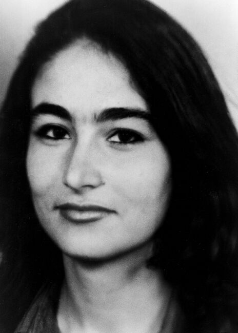 Gülsün Karababa, 1971 yılında halk ozanlarının diyarı olarak adlandırılan Sivas’ın Divriği ilçesine bağlı Çamşıhı yöresinde dünyaya gözlerini açtı. İlkokul ve lise eğitimini de Cürek yerleşkesinde tamamladı. 1990’ların başlarında ailesiyle birlikte Ankara’ya göç etti. Halk ozanı bir babanın kızı olan Gülsün, bağlama çalmak ve türkü söylemek dışında felsefe ve edebiyata da meraklıydı. Kitap okumayı ve günlük tutmayı seviyordu. En büyük tutkusu ise resim yapmaktı. Karakalem, suluboya ve yağlıboya resim çalışmaları yapan Gülsün’ün Aydınlık gazetesinin karma resim sergisinde Nâzım Hikmet’i çizdiği resmi sergilenmişti. Hacettepe Üniversitesi Resim Bölümü’nü kazanarak resim öğretmeni olmak istiyordu. 1993 yılında Sivas’ta düzenlenen 4. Geleneksel Pir Sultan Abdal Şenlikleri’ne hem yakın akraba hem de arkadaş olan Gülender Akça, Handan Metin ve Nurhan Metin ile birlikte katıldı. Dört arkadaş Ankara Divriği Kültür Derneği adına Şenlik kapsamındaki etkinlikleri izleyecek, yazarlarla görüşerek izlenimlerini Divriği Harman Dergisi’ne aktaracaklardı. 2 Temmuz Cuma günü öğleden sonra olaylar başladı. Cuma namazından çıkan saldırganlar sloganlar eşliğinde Valilik Binası’na doğru yürümeye başladı. Gülsün ise arkadaşlarıyla birlikte daha güvenli olacağı varsayımıyla Madımak Oteli’ne geçti. Otel kısa bir süre sonra sayıları on binleri bulan saldırganlar tarafından kuşatıldı. Akşam saatlerinde de otel ateşe verildi.
