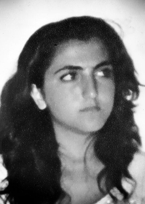Handan Metin, 1973 yılında Sivas’ın Divriği ilçesinde doğdu. İlk ve ortaokul eğitimini Divriği Cürek Ortaokulu’nda bitirdi. Lise eğitiminin ilk yılını Muş Öğretmen Lisesi’nde, sonraki yıllarını Ankara Hasanoğlan Kız Öğretmen Lisesi’nde tamamladı. 1992 yılında Orta Doğu Teknik Üniversitesi Eğitim Fakültesi Biyoloji Bölümü’ne girdi. Handan, gözlem yeteneği, hazırcevaplığı ve espritüel kişiliği nedeniyle arkadaşları arasında çok seviliyordu. El becerisi de oldukça yüksek olan Handan, biçki-dikiş dışında evdeki her türlü eşya tamirini de kendisi yapıyordu. 1990’lı yılların başlarında Ankara Divriği Kültür Derneği’nin faaliyetlerine katılmaya başladı. Derneğe bağlı kurulan Kadın Komisyonu’nda en yakın arkadaşı ve akrabası Gülsün Karababa’yla birlikte görevler üstlendi. 8 Mart 1993’te Dünya Kadınlar Günü şenliklerinin örgütlenmesinde yer alan Handan, Kristal Düğün Salonu’nda gerçekleştirilen etkinlik sırasında sunuculuk yaptı. Ayrıca dernek bünyesinde yayımlanan Divriği Harman dergisinin yazarları arasındaydı. 1993 yılında Sivas’ta düzenlenen 4. Geleneksel Pir Sultan Abdal Şenlikleri’ne hem yakın akraba hem de arkadaş olan Gülsün Karababa, Gülender Akça ve Nurhan Metin ile birlikte katıldı. Dört arkadaş Ankara Divriği Kültür Derneği adına Şenlik kapsamındaki etkinlikleri izleyecek, yazarlarla görüşerek izlenimlerini Divriği Harman Dergisi’ne aktaracaklardı.  1 Temmuz Perşembe günü Asım Bezirci ve Cahit Külebi ile Divriği Harman Kültür ve Sanat Dergisi’nde yayımlanmak üzere bir söyleşi yaptılar. 2 Temmuz Cuma günü öğleden sonra olaylar başladı. Cuma namazından çıkan saldırganlar sloganlar eşliğinde Valilik Binası’na doğru yürümeye başladı. Handan ise arkadaşlarıyla birlikte daha güvenli olacağı varsayımıyla Madımak Oteli’ne geçti. Otel kısa bir süre sonra sayıları on binleri bulan saldırganlar tarafından kuşatıldı. Akşam saatlerinde de otel ateşe verildi. 