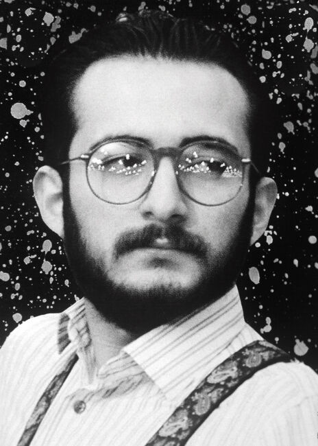 Hasret Gültekin, 1971 yılında Süleyman ve Hacıhanım Gültekin’in üçüncü çocuğu olarak Sivas’ın İmranlı kazasına bağlı Han köyünde dünyaya geldi. Henüz ilkokula başlamadan önce evlerinin kömürlüğünde kırık bir saz buldu. Sanat serüveni de “boyundan büyük” o kırık sazı keşfetmesiyle başladı. Altı yaşına geldiğinde artık saz çalıyordu. Kadıköy Anadolu Lisesi’nden ikinci sınıfta ayrıldı. Okul eğitiminden çok müzik sanatıyla ilgiliydi. Henüz 16 yaşındayken Gün Olaydı (1987) adlı ilk albümü yayımlandı. İlk resitalini de aynı yıl Kadıköy Moda Sineması’nda verdi. Gece ile Gündüz Arasında (1989) adlı ikinci albümü kısa bir süre sonra yayımlandı. 29 Ekim 1989 yılında Hollanda Kültür Bakanlığı’nın daveti üzerine “Genç Türkler” festivalinde Birsen Acar’la birlikte Türkiye’yi temsil etti 1990 yılında da Hollanda’da düzenlenen Türk Haftası etkinliklerine katıldı. Hasret Gültekin “Anadolu Halk Müziği’nin yorumlanmasında ve icrasında özgün bir yer edinmişti.” Seslendirdiği eserlere yeni düzenleme ve introlar ekliyor ve çoksesliliğe dayanan bir müzik yapısı inşa ediyordu. Bu müdahaleler seslendirdiği eserlerin “ana hatlarını, özünü bozmadan batı müziği ve ritimleriyle” buluşmasını sağlıyordu. Hasret Gültekin, yönetmenlik ve süpervizörlük yapmak dışında cura ve bağlama çalarak da birçok sanatçının albümüne katkı sağladı. Cem Karaca, Ahmet Kaya, Rahmi Saltık, Sadık Gürbüz, Esin Afşar ile birlikte Ahmet Arif’in anısına çıkan kaset çalışmasında yer aldı. Gültekin, 1993 yılında Sivas’ta gerçekleştirilen 4. Geleneksel Pir Sultan Abdal Kültür Şenlikleri’ne çağrılı sanatçılardan biriydi. 29 Haziran günü Almanya’dan uçakla Ankara’ya geldi. 30 Haziran akşamı da Musa Eroğlu’nun arabasıyla Sivas’a doğru yola çıktılar. Açılış töreninden sonra Hasret Gültekin solo konserini verdi. 2 Temmuz Cuma günü ise Şenlik programının Sivas Merkez’deki ikinci etabı başladı. Hasret Gültekin, o gün Han köyünde yaşayan ailesini ziyaret etmeyi planlıyordu; fakat öğlen saatlerinde olaylar başladı. Cuma namazından çıkan saldırganlar sloganlar eşliğinde Valilik Binası’na doğru yürümeye başladı. Kısa bir süre sonra sayıları on binleri bulan saldırganlar tarafından Madımak Otel’i kuşatıldı. Akşam saatlerinde de otel ateşe verildi.