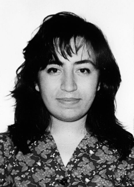 Huriye Özkan, 1971 yılında Ankara’da doğdu. lköğretim eğitimini Alparslan İlköğretim Okulu’nda tamamladı. Başarılı bir öğrenciydi. Ankara Deneme Lisesi’nden birincilikle mezun olduktan sonra Gazi Üniversitesi Eczacılık Fakültesi’ne girdi. Sivas Katliamı’nda yitirdiğimiz yakın arkadaşı İnci Türk ile beraber 1992 yılında üniversiteden mezun oldu.   Üniversite mezuniyetinden kısa bir süre sonra Pir Sultan Abdal Kültür Derneği’nin semah ve tiyatro ekibine katıldı. Kız kardeşi Yeşim Özkan ve yakın arkadaşı İnci Türk, dernek bünyesindeki Tiyatro Topluluğu’nda faaliyet yürütüyordu.  Özkan, 1993 yılında Sivas’ta düzenlenen 4. Geleneksel Pir Sultan Abdal Kültür Şenlikleri’nde hem “Pir Sultan Abdal” tiyatro oyunundaki rolünü canlandıracak hem de semah dönecekti. 30 Haziran akşamı kız kardeşi Yeşim, yakın arkadaşı İnci ve diğer semahçı, tiyatrocu ve stant görevlisi arkadaşlarının yer aldığı otobüsle Ankara’dan Sivas’a doğru yola çıktı. 2 Temmuz Cuma günü Şenlik programının Sivas Merkez’deki ikinci etabı başladı. Kültür Merkezi’nde akşam saat 20.00’de “Pir Sultan Abdal” tiyatro oyunu oynanacaktı; fakat öğle saatlerinde olaylar başladı. Cuma namazından çıkan saldırganlar sloganlar eşliğinde Valilik Binası’na doğru yürümeye başladı. Ardından Kültür Merkezi’ne doğru yöneldiler. Kültür Merkezi’nde yüzlerce insan saat 14.00’te başlayacak Arif Sağ dinletisi için beklemekteydi. Saldırı başladı. Kültür Merkezi ve bahçesine dikilen Ozanlar Anıtı taşlarla tahrip edildi. Etkinlik için orada bulunan birçok insan da yaralandı. O esnada Kültür Merkezi’nde olan Huriye ve Yeşim de saldırıya tanıklık etmişlerdi. Daha güvenli olacağı varsayımıyla Madımak Oteli’ne geçtiler. Otel kısa bir süre sonra sayıları on binleri bulan saldırganlar tarafından kuşatıldı. Akşam saatlerinde de otel ateşe verildi.
