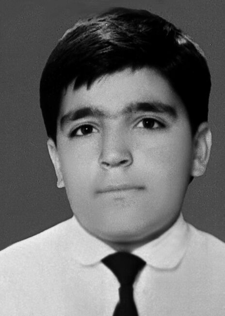Koray Kaya, 1981 yılında Ankara’da doğdu.  ilkokulu Hacettepe Üniversitesi Beytepe kampüsünde yer alan 60. Yıl İlkokulu’nda okudu. Daha sonra Mimar Kemal Ortaokulu’na başladı. Zeki bir öğrenciydi. Bilim Dershanesinin Anadolu Liselerine hazırlık kursunda ilk ona girmişti. Sanatsal yetileri de oldukça güçlü olan Koray, 10 yaşındayken babasından saz çalmayı öğrenmişti. En büyük tutkularından biri ise bisiklete binmekti. 1992 yılında ailesi ona bir bisiklet aldı. Bisikletiyle evlerine yakın mesafede bulunan Pir Sultan Abdal Kültür Derneği’ne gidip geliyordu. 1993 yılında Sivas’ta düzenlenen 4. Geleneksel Pir Sultan Abdal Şenlikleri’ne ailesiyle birlikte katıldı. Şenlik ilk iki günü Sivas Merkez’de, sonraki iki günü Sivas’ın Yıldızeli ilçesi Banaz Köyü’nde olacak şekilde programlanmıştı. 3 Temmuz Cumartesi günü Banaz’da oynanacak oyunda Koray’a da küçük bir rol verilmişti. 30 Haziran akşamı iki otobüs Ankara’dan Sivas’a doğru yola çıktı. İsmail Kaya ve Hüsne Kaya, şenliğe çağrılı sanatçıların ve dernek yöneticilerinin olduğu otobüste; Koray ve Menekşe ise semahçı, tiyatrocu ve stant görevlilerin yer aldığı otobüsteydi. 1 Temmuz Perşembe günü şenlik programı kapsamında başlayan etkinlikler yoğun ilgi gördü. Akşam saat 20.00’de 4 Eylül Kapalı Spor Salonu’nda Halk Gecesi etkinliği yapıldı. Semah ekibi sahne aldı. İsmail Kaya da semah ekibine bağlama çaldı. Koray, salonu dolduran yaklaşık dört bin izleyicinin arasındaydı. 2 Temmuz Cuma günü Şenlik programının Sivas Merkez’deki ikinci günü başladı. Sivas Kültür Merkezi’nde saat 14.00’de Arif Sağ dinletisi olacaktı; fakat öğle saatlerinde olaylar başladı. Cuma namazından çıkan saldırganlar sloganlar eşliğinde Valilik Binası’na doğru yürümeye başladı. Ardından Kültür Merkezi’ne doğru yöneldiler. Koray, Menekşe ve babası lokantada birlikte yemek yiyorlardı. Kültür Merkezi’nde bir hareketliliğin olduğu, saldırgan grupların oraya yöneldiği haberi geldi. İsmail Kaya, Kültür Merkezi’ne gitti. Menekşe ve Koray ise daha güvenli olacağı varsayımıyla Madımak Oteli’ne geçti. Kültür Merkezi’nde yüzlerce insan etkinlik için beklemekteydi. Saldırı başladı. Kültür Merkezi ve bahçesine dikilen Ozanlar Anıtı taşlarla tahrip edildi. Etkinlik için orada bulunan birçok insan yaralandı. Atılan bir taş Hüsne Kaya’nın başına isabet etti. Bayılan Hüsne Kaya, akrabalarının yardımıyla dışarı çıkarıldı. Bir taksiye bindirilerek Türk-İş Blokları'ndaki akrabalarının evine getirildi. Saldırılara karşı Kültür Merkezi’nde başlayan direniş ise sonuç verdi. Saldırgan kitle geri çekilmek zorunda kaldı. Katılımcılar ve misafirler otobüslerle Alibaba Mahallesi’ne gönderildi. Hüsne Kaya akrabasının evinde, İsmail Kaya Alibaba mahallesinde, Koray ve Menekşe ise Madımak Oteli’ndeydi. Otel kısa bir süre sonra sayıları on binleri bulan saldırganlar tarafından kuşatıldı. Akşam saatlerinde de otel ateşe verildi.