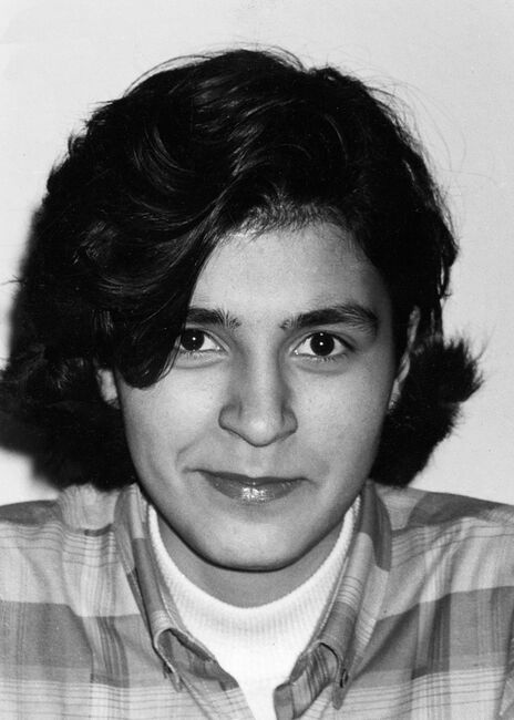 Menekşe Kaya, 1979 yılında Ankara’da doğdu. İlk ve ortaokul eğitimini 27 Haziran 1993 yılında mezun olduğu Akşemsettin İlköğretim Okulu’nda tamamladı. Başarılı bir öğrenciydi. Lise eğitimine başlayacaktı. Okul dışında ise zamanın büyük çoğunluğunu Pir Sultan Abdal Kültür Derneği’nde geçiriyordu. Babası İsmail Kaya dernekte saz hocalığı yapıyordu. Menekşe ise derneğe bağlı tiyatro ve semah topluluklarına üyeydi. Dernek tarafından düzenlenen birçok etkinlikte semah döndü ve tiyatro oyunu oynadı. 1992 yılının haziran ayında Sivas’ın Yıldızeli ilçesi Banaz Köyü’nde düzenlenen 3. Geleneksel Pir Sultan Abdal Kültür Şenlikleri’ne de ailesiyle birlikte katıldı. Şenlikler boyunca hem semah döndü hem de tiyatro topluluğunun “en küçük üyesi” olarak sahnedeydi.  Kaya, 1993 yılında Sivas’ta düzenlenen 4. Geleneksel Pir Sultan Abdal Şenlikleri’nde hem Pir Sultan Abdal oyunundaki rolünü canlandıracak hem de semah dönecekti. 30 Haziran akşamı iki otobüs Ankara’nın Dikmen semtinden Sivas’a doğru yola çıktı. İsmail Kaya ve Hüsne Kaya, şenliğe katılacak misafirlerin ve dernek yöneticilerinin olduğu otobüste; Menekşe ve Koray ise semahçı, tiyatrocu ve stant görevlisi arkadaşlarının yer aldığı otobüsteydi. 1 Temmuz Perşembe günü şenlik programı kapsamında başlayan etkinlikler yoğun ilgi gördü. Akşam saatlerinde de 4 Eylül Kapalı Spor Salonu’nda semah gösterisi yapıldı. Semah ekibi dönüşümlü sahneye çıktığı için semah dönenler arasında Menekşe yoktu. 2 Temmuz Cuma günü ise şenlik programının Sivas Merkez’deki ikinci günü başladı. Sivas Kültür Merkezi’nde akşam saat 20.00’de Pir Sultan Abdal tiyatro oyunu oynanacaktı; fakat öğleden sonra olaylar başladı. Cuma namazından çıkan saldırganlar sloganlar eşliğinde Valilik Binası’na doğru yürümeye başladı. Ardından Kültür Merkezi’ne doğru yöneldiler. Menekşe, Koray ve babası lokantada birlikte yemek yiyorlardı. Kültür Merkezi’nde bir hareketliliğin olduğu, saldırgan grupların oraya yöneldiği haberi geldi. İsmail Kaya, Kültür Merkezi’ne gitti. Menekşe ve Koray ise daha güvenli olacağı varsayımıyla Madımak Oteli’ne geçti. Kültür Merkezi’nde yüzlerce insan saat 14.00’te başlayacak Arif Sağ dinletisi için beklemekteydi. Saldırı başladı. Kültür Merkezi ve bahçesine dikilen Ozanlar Anıtı taşlarla tahrip edildi. Etkinlik için orada bulunan birçok insan da yaralandı. Atılan bir taş Hüsne Kaya’nın başına isabet etti. Bayılan Hüsne Kaya, akrabalarının yardımıyla dışarı çıkarıldı. Bir taksiye bindirilerek Türk-İş Blokları'ndaki akrabalarının evine getirildi. Saldırılara karşı Kültür Merkezi’nde başlayan direniş ise sonuç verdi ve saldırgan kitle geri çekilmek zorunda kaldı. Katılımcılar ve misafirler otobüslerle Alibaba Mahallesi’ne gönderildi. Hüsne Kaya akrabasının evinde, İsmail Kaya Alibaba Mahallesi’nde, Menekşe ve Koray ise Madımak Oteli’ndeydi. Otel kısa bir süre sonra sayıları on binleri bulan saldırganlar tarafından kuşatıldı. Akşam saatlerinde de otel ateşe verildi.