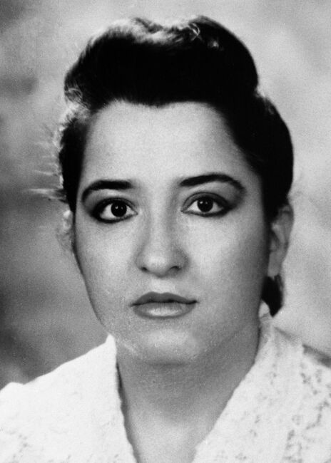 Muhibe Leyla Çiftlik, 1958 yılında Sivas’ın Kangal ilçesinde doğdu. 1972 yılında ünlü halk ozanı Muhlis Akarsu'yla evlendi. İstanbul’da yaşamaya başladılar. Pınar, Çınar ve Damla adlı üç çocukları oldu. Muhibe Leyla Akarsu, 1993 yılında Sivas’ta gerçekleştirilen 4. Geleneksel Pir Sultan Abdal Kültür Şenlikleri’ne misafir olarak katıldı. Eşi Muhlis Akarsu, şenliğe çağrılı sanatçılardan biriydi. 30 Haziran akşamı Muhlis Akarsu ile birlikte İstanbul’dan Sivas’a doğru yola çıktı. 1 Temmuz Perşembe günü şenlik programı kapsamında etkinlikler başladı. Akşam saat 20.00’de 4 Eylül Kapalı Spor Salonu’nda Halk Gecesi etkinliği yapıldı. Muhlis Akarsu, salonu dolduran yaklaşık dört bin izleyicinin karşısında türkülerini ve deyişlerini okudu. Alkışlar eşliğinde sahneden ayrıldı. İzleyiciler arasında Muhibe Akarsu da vardı. 2 Temmuz Cuma günü ise olaylar başladı. Cuma namazından çıkan saldırganlar sloganlar eşliğinde Valilik Binası’na doğru harekete geçti. Kısa bir süre sonra Madımak Oteli sayıları on binleri bulan saldırganlar tarafından kuşatıldı. Muhibe Akarsu ve Muhlis Akarsu da Şenlik kapsamında Sivas’a gelmiş olan yüzlerce kişi gibi otelin içinde kuşatılmış durumdaydı. Akşam saatlerinde de otel ateşe verildi.
