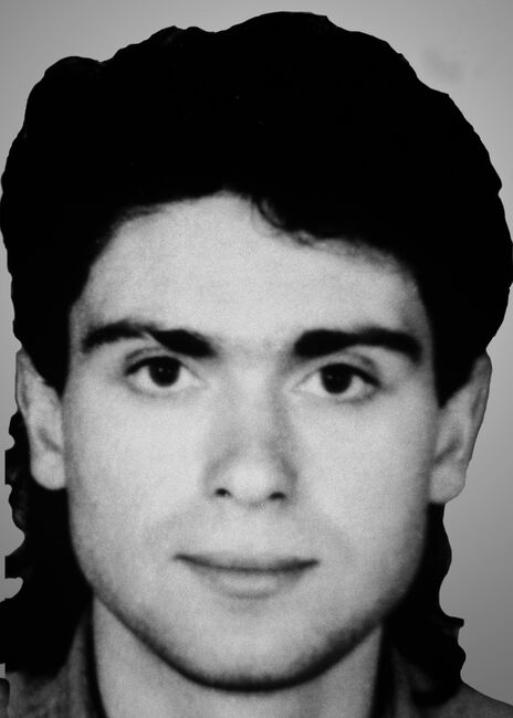 Murat Gündüz, 1971 yılında Ankara’da doğdu. Ankara Üniversitesi Fen Fakültesi Fizik Bölümü’nde öğrenciydi. Üniversiteden mezun olduktan sonra Makine Mühendisliği Bölümü’nü de okumak istiyordu. Müzik ve şiir sanatlarıyla da ilgiliydi. Ruhi Su ve Nazım Hikmet hayranıydı. Ruhi Su’ya ait tüm albümlerin koleksiyonuna sahipti. Musa Eroğlu’ndan saz dersleri de almaya başlamıştı. Köy yaşamına da tutkun olan Murat, fırsat buldukça köyüne giderdi. Hayvanları, özellikle atları çok severdi. 1990’ların başlarında Pir Sultan Abdal Kültür Derneği’nin etkinliklerine katılmaya başladı. Derneğin Gençlik Komisyonu üyesiydi. 1992 yılının haziran ayında Sivas’ın Yıldızeli ilçesi Banaz Köyü’nde düzenlenen 3. Geleneksel Pir Sultan Abdal Şenlikleri’ne katılmıştı. Şenlik kapsamında kitap ve dergi standında görevliydi.  1993 yılında da kız kardeşi Birsen, derneğin Semah Topluluğu’na katıldı. Haziran ayında da Sivas’ta düzenlenecek 4. Geleneksel Pir Sultan Abdal Şenlikleri’nin hazırlıkları başlamıştı. Birsen, semah ekibiyle provalar yapıyor; Murat ise Gençlik Komisyonu üyesi olarak Şenlik hazırlıklarıyla ilgileniyordu. Gündüz, 1993 yılında Sivas’ta düzenlenen 4. Geleneksel Pir Sultan Abdal Kültür Şenlikleri kapsamında açılacak kitap ve dergi standında görevliydi. Kız kardeşi Birsen ise hem semah ekibinde hem de kitap standında görevliydi. 30 Haziran akşamı iki kardeş, semahçı, tiyatrocu ve stant görevlisi arkadaşlarının yer aldığı otobüsle Ankara’dan Sivas’a doğru yola çıktılar. 1 Temmuz Perşembe günü şenlik programı kapsamında etkinlikler başladı. Murat ve Birsen, Kültür Merkezi’ndeki açılış töreninden sonra kaset ve kitap standını açtılar. Akşam saatlerinde de 4 Eylül Kapalı Spor Salonu’nda semah gösterisi yapıldı. Birsen, semah topluluğundaki arkadaşlarıyla yaklaşık dört bin izleyicinin karşısında semah döndü. İzleyiciler arasında Murat da vardı. 2 Temmuz Cuma günü iki kardeş kitap ve kaset standını yeniden açtı. Öğle saatlerinde de Sivas Lokantası’na geçtiler. Cuma namazından çıkan saldırganlar sloganlar eşliğinde Sivas Lokantası’nın önünden geçerek Valilik Binası’na doğru yürümeye başladı. Semahçı ve tiyatrocu arkadaşlarıyla birlikte daha güvenli olacağı varsayımıyla Madımak Oteli’ne geçtiler. Otel kısa bir süre sonra sayıları on binleri bulan saldırganlar tarafından kuşatıldı. Akşam saatlerinde de otel ateşe verildi.