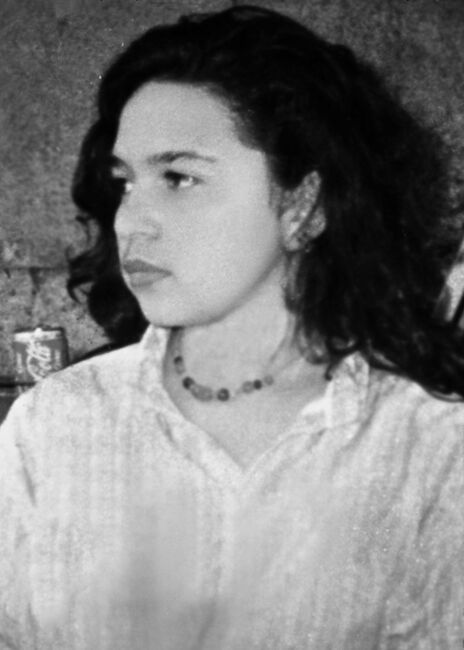 Nurcan Şahin, 1975 yılında Ankara’da doğdu.  ilköğretimini Akşemsettin İlkokulu’nda tamamladı. 1992 yılında da Ankara Dikmen Lisesi’nden mezun oldu. Anne Fidan, okul eğitimi boyunca kızını sanatsal etkinliklere teşvik etti. Okuldaki folklor ve koro gruplarına yönlendirdi. Hafta sonları kızıyla beraber tiyatroya ve sinemaya gider, bayram tatillerinde de müzeleri gezerlerdi. Kitap tutkunu Nurcan, Dost Kitabevi’nden kredili olarak aldığı kitapları bir çırpıda okuyup yenileriyle değiştirirdi. Kendisine bir de saz aldı. Saz kursuna gitmek istiyordu. Nurcan’ın en yakın dostu ise birlikte büyüdüğü kuzeni Özlem Şahin’di. Zamanlarının büyük çoğunluğunu birlikte geçirirlerdi. Saraç Kültür ve Dayanışma Derneği bünyesinde yürütülen birtakım etkinliklerde de beraber sorumluluk aldılar. Bu etkinliklerde Nurcan semah döndü, Özlem ise sunuculuk yaptı. Daha sonra Pir Sultan Abdal Kültür ve Tanıtma Derneği’ne bağlı Gençlik Komisyonu’na üye oldular. 1993 yılında da Özlem’le beraber Orta Doğu Teknik Üniversitesi’nin kampüsünde gerçekleştirilen etkinlikte hediyelik eşya standı açtılar. Pir Sultan’ın, Nâzım Hikmet’in ve Ernesto Che Guevara’nın resimlerinin olduğu kızıl mendiller ile kolluklar, küpeler, kolyeler, bileklikler sattılar. Haziran ayında da Sivas’ta düzenlenecek 4. Geleneksel Pir Sultan Abdal Kültür Etkinlikleri’nin hazırlıklarına başladılar. O yaz Nurcan, ikinci kez üniversite sınavına girdi. Hayali Orta Doğu Teknik Üniversitesi’nde okumaktı. ÖSS sınavından 175 puan alarak Hacettepe Üniversitesi Fen Fakültesi Matematik Bölümü’nü kazandı ama katledildiği için öğrenemedi. Şahin, 1993 yılında Sivas’ta düzenlenen 4. Geleneksel Pir Sultan Abdal Kültür Etkinlikleri kapsamında açılan hediyelik eşya ve kitap stantlarında görevliydi. Özlem Şahin ile beraber aylar öncesinden hazırlıklarına başladıkları kol bağlarını, mendilleri, bayrakları ve boncuklarla süsledikleri çiçekleri bir çantaya koydular.  Kültür Merkezi’ndeki açılış töreninden sonra Özlem’le birlikte Buruciye Medresesi’nin bahçesinde yer alan hediyelik eşya stantlarını açtılar. El emeği ürünlerini sergiledikleri hediyelik eşya standı medresenin girişindeydi. Masanın üzerinde kırmızı bezlerin üzerine siyah işlemelerle yaptıkları mendiller ile kolluklar, küpeler, kolyeler, bileklikler ve rengârenk boncuklar yer alıyordu. 2 Temmuz Cuma günü Buruciye Medresesi’ndeki hediyelik eşya standını yeniden açtılar. Öğle saatlerinde de Sivas Lokantası’na yemeğe gittiler. Cuma namazından çıkan saldırganlar sloganlar eşliğinde Sivas Lokantası’nın önünden geçerek Valilik binasına doğru yürümeye başladı. Nurcan ve Özlem, semahçı ve tiyatrocu arkadaşlarıyla birlikte daha güvenli olacağı varsayımıyla Madımak Oteli’ne geçti. Otel kısa bir süre sonra sayıları on binleri bulan saldırganlar tarafından kuşatıldı. Akşam saatlerinde de ateşe verildi.