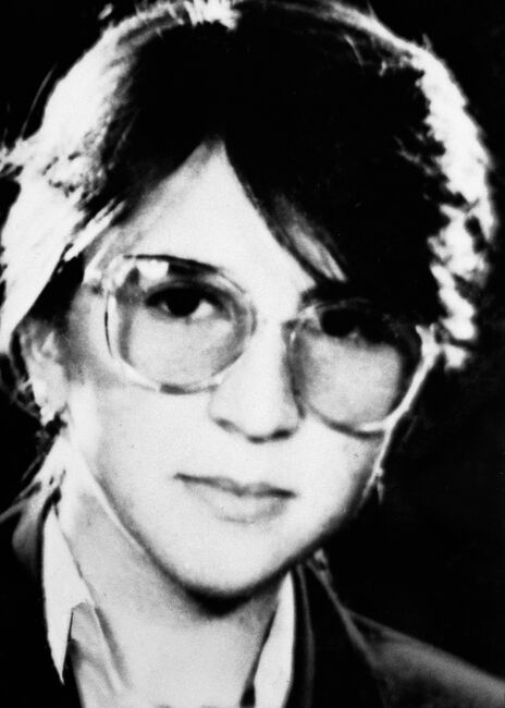 Özlem Şahin, 1976 yılında Ankara’da doğdu. İlköğretim eğitimini tamamladıktan sonra Dikmen Lisesi’ne başladı. Çocukluğundan itibaren özellikle edebiyata ilgi duyuyordu. En büyük hayali yazar olmaktı. Yazmak ve okumak en büyük tutkusuydu. Ayrıca şiire de meraklıydı. Nazım Hikmet ve Ahmet Arif’in eserleri başucu kitaplarıydı. Okul saatleri dışında da babasına markette yardımcı oluyordu. Şahin’in en yakın dostu ise birlikte büyüdüğü kuzeni Nurcan Şahin’di. Öyle ki, aynı bardaktan su içer; sofrada ikisine tek tabak konulurdu. Zamanlarının büyük çoğunluğunu da birlikte geçirirlerdi. Saraç Kültür ve Dayanışma Derneği bünyesinde yürütülen birtakım etkinliklerde de beraber sorumluluk aldılar. Bu etkinliklerde Özlem sunuculuk yaptı, Nurcan ise semah döndü. Daha sonra Pir Sultan Abdal Kültür ve Tanıtma Derneği’ne bağlı Gençlik Komisyonu’na üye oldular. Özlem Şahin, Pir Sultan Abdal Kültür ve Tanıtma Derneği’ne bağlı kurulan tiyatro topluluğunun da üyesiydi. Pir Sultan Abdal Tiyatro Topluluğu’nda hem makyözlük yapıyor hem de Pir Sultan Abdal oyununda köylü kadınlardan birini canlandırıyordu.1992 yılının Haziran ayında Sivas’ın Yıldızeli ilçesi Banaz köyünde düzenlenen 3. Geleneksel Pir Sultan Abdal Kültür Etkinlikleri’ne de katılmıştı. Banaz’daki etkinliklerde sadece tiyatro topluluğundaki sorumluluklarını yerine getirmemiş, aynı zamanda dernek yararına açılan stantlarda dergi ve kitap satışları da yapmıştı. 1993 yılında da Nurcan’la beraber Orta Doğu Teknik Üniversitesi’nin kampüsünde gerçekleştirilen etkinlikte hediyelik eşya standı açtılar. Pir Sultan’ın, Nâzım Hikmet’in ve Ernesto Che Guevara’nın resimlerinin olduğu kızıl mendiller ile kolluklar, küpeler, kolyeler, bileklikler sattılar. Haziran ayında da Sivas’ta düzenlenecek 4. Geleneksel Pir Sultan Abdal Kültür Etkinlikleri’nin hazırlıklarına başladılar. Aynı yıl Dikmen Lisesi’nden mezun olan Özlem, üniversite sınavına girdi ve sınav sonucunu beklemeye başladı. Şahin, 1993 yılında Sivas’ta düzenlenen 4. Geleneksel Pir Sultan Abdal Kültür Etkinliklerikapsamında açılan hediyelik eşya ve kitap stantlarında görevliydi. Nurcan Şahin’le beraber aylar öncesinden hazırlıklarına başladıkları kol bağlarını, mendilleri, bayrakları ve boncuklarla süsledikleri çiçekleri bir çantaya koydular. 30 Haziran akşamı semahçı, tiyatrocu ve stant görevlisi arkadaşlarının yer aldığı otobüsle Ankara’dan Sivas’a doğru yola çıktılar. 1 Temmuz Perşembe günü şenlik programı kapsamında etkinlikler başladı. Kültür Merkezi’ndeki açılış töreninden sonra Nurcan’la birlikte Buruciye Medresesi’nin bahçesinde yer alan hediyelik eşya stantlarını açtılar. El emeği ürünlerini sergiledikleri hediyelik eşya standı medresenin girişindeydi. Masanın üzerinde kırmızı bezlerin üzerine siyah işlemelerle yaptıkları mendiller ile kolluklar, küpeler, kolyeler, bileklikler ve rengârenk boncuklar yer alıyordu. 2 Temmuz Cuma günü Buruciye Medresesi’ndeki hediyelik eşya standını yeniden açtılar. Öğle saatlerinde de Sivas Lokantası’na yemeğe gittiler. Cuma namazından çıkan saldırganlar sloganlar eşliğinde Sivas Lokantası’nın önünden geçerek Valilik binasına doğru yürümeye başladı. Özlem ve Nurcan, semahçı ve tiyatrocu arkadaşlarıyla birlikte daha güvenli olacağı varsayımıyla Madımak Oteli’ne geçti. Otel kısa bir süre sonra sayıları on binleri bulan saldırganlar tarafından kuşatıldı. Akşam saatlerinde de ateşe verildi.
