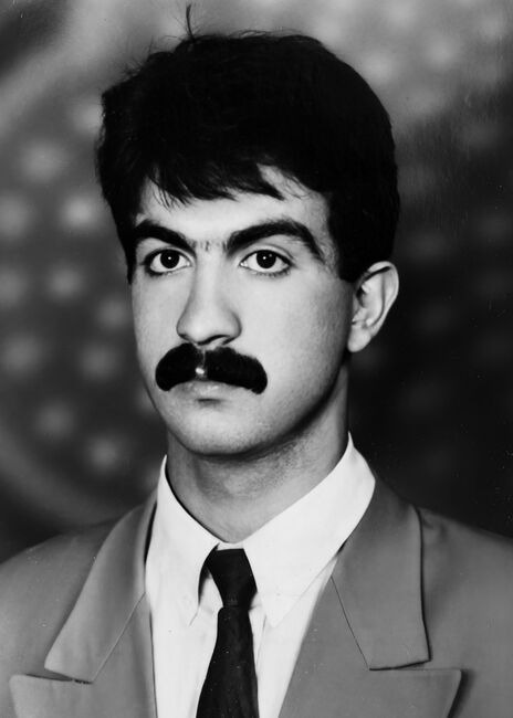 Sait Metin, 1970 yılında Ankara’da doğdu. Ankara Süleyman Nazif İlkokulu’ndan mezun olduktan sonra Ankara Tuzluçayır Lisesi’ne başladı. Lise yıllarında iki büyük tutkusu vardı. İlkokul öğretmeni olan amcası Halil Metin aracılığıyla kolayca ulaşabilme imkânı bulduğu kitaplarla zaman geçirmek ilk tutkusuydu. Özellikle edebi türdeki kitapları okumaktan hoşlanıyordu. Bir diğer tutkusu ise basketbol ve futbol oynamaktı. Lise okul takımında basketbol ve futbol oynayan Sait, liseyi bitirdikten sonra da Gazi Tıp Futbol Takımı’nda amatör olarak futbol oynamaya devam etti. 1989 yılında Çankırı Karatekin Üniversitesi Meslek Yüksekokulu’nda İnşaat Teknikerliği Bölümü’nü kazandı. Futbol ve basketbol yaşamı da böylece sonlanmış oldu. Üniversiteden mezun olduktan sonra Ankara’da özel bir kuruluşta muhasebeci olarak işe başladı.  1990’lı yılların başları Sait’in sanata yoğun ilgi duyduğu, mesai saatleri dışında zamanının büyük bir bölümünü Pir Sultan Abdal Kültür ve Tanıtma Derneği’nde geçirdiği dönemdi. Semah, tiyatro ve müzik etkinlikleriyle dernek, gençler için çekim merkezi haline gelmişti. Sait, derneğe bağlı olarak kurulan Güne Umut adlı müzik grubunda bağlama çalıyordu. Ayrıca derneğe bağlı Pir Sultan Abdal Tiyatro Topluluğu’na da üyeydi. Sait’in yaşamındaki esaslı değişim ise Yeşim Özkan’la tanışmasıyla başladı. Sait, Pir Sultan Abdal tiyatro oyununda Pir Sultan’ı; Yeşim ise Pir Sultan’ın eşi Ballıhan karakterini canlandırıyordu. 25 Haziran 1993 yılında Ankara Küçük Tiyatro’da ilk kez birlikte sahne almışlardı. Önce arkadaş, daha sonra sevgili oldular. Metin, 1993 yılında Sivas’ta düzenlenen 4. Geleneksel Pir Sultan Abdal Kültür Etkinlikleri’nde hem Pir Sultan Abdal oyunundaki rolünü canlandıracak hem de semah grubuna saz çalacaktı. 30 Haziran akşamı semahçı, tiyatrocu ve stant görevlilerinin yer aldığı otobüs Ankara’dan Sivas’a doğru yola çıktı. Sait ve Yeşim otobüste yan yana oturuyordu. Sivas’tan döndüklerinde birlikteliklerini aileleriyle paylaşacak ve kısa bir süre sonra da evleneceklerdi. 1 Temmuz Perşembe günü şenlik programı kapsamında başlayan etkinlikler yoğun ilgi gördü. 2 Temmuz Cuma günü ise şenlik programının Sivas Merkez’deki ikinci etabı başladı. Sivas Kültür Merkezi’nde akşam saat 20.00’de Pir Sultan Abdal oyunu oynanacaktı; fakat öğleden sonra olaylar başladı. Cuma namazından çıkan saldırganlar sloganlar eşliğinde Sivas Lokantası’nın önünden geçerek Valilik binasına doğru harekete geçti. Sait ise o esnada lokantada yemek yemekteydi. Semahçı ve tiyatrocu arkadaşlarıyla birlikte daha güvenli olacağı varsayımıyla Madımak Oteli’ne geçti. Otel kısa bir süre sonra sayıları on binleri bulan saldırganlar tarafından kuşatıldı. Akşam saatlerinde de ateşe verildi.